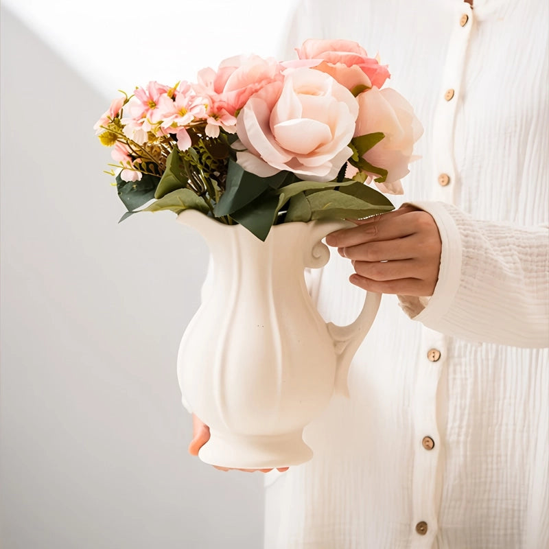 Vase Vintage Cruche Blanche Striée en Céramique, présentation du modèle B avec bouquet de fleurs roses.