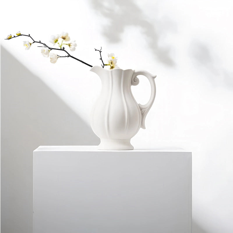 Vase Vintage Cruche Blanche Striée en Céramique présentation du modèle B avec tige de cerisier.