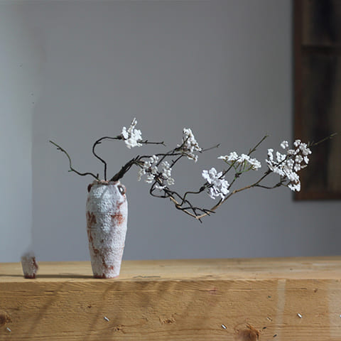 Vase Vintage Ikebana modèle mini large avec fleurs blanches.