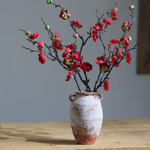 Vase Vintage Ikebana présentation modèle mini medium avec fleurs rouges sur une table en bois.