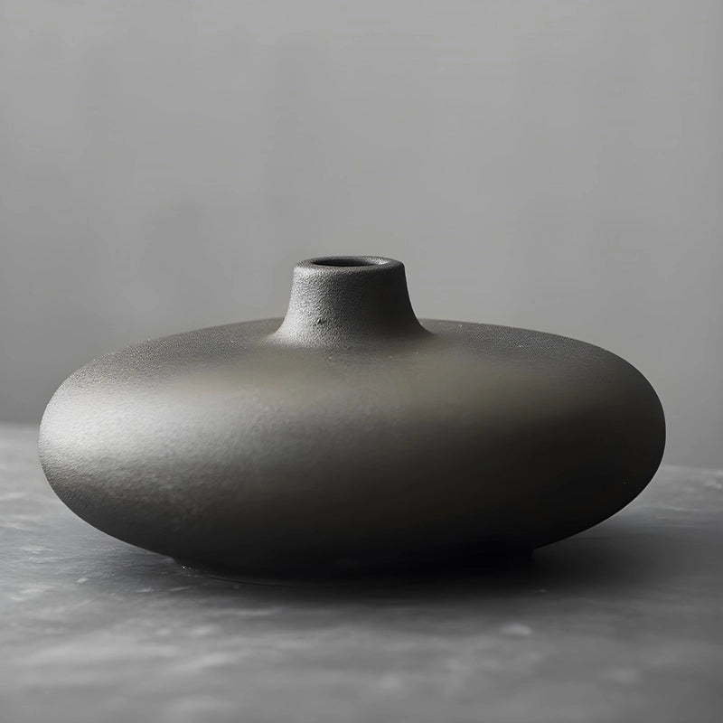 Vase Vintage Poterie Ikebana en Céramique présentation modèle noir.