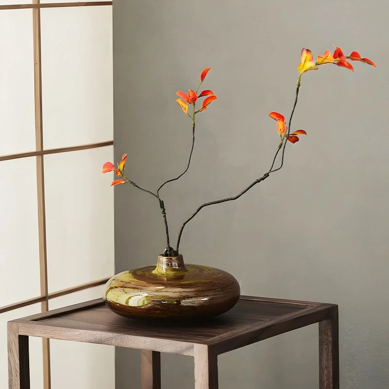 Vase Vintage Poterie Ikebana en céramique, présentation du modèle vert avec fleurs séchées sur une table en bois.