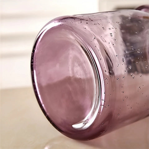 Vase violet verre bullé avec anses en verre détails du pied.