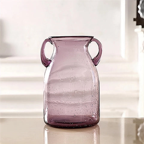Vase violet verre bullé avec anses en verre, présentation du modèle M sans fleurs sur une table.
