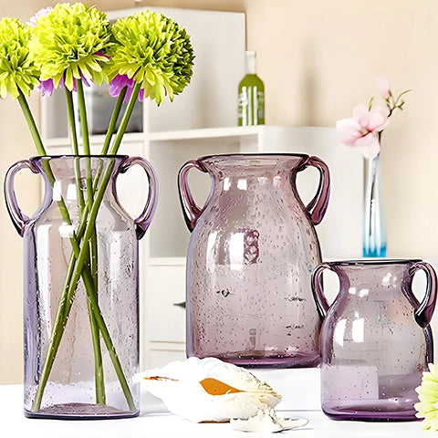 Vase Violet Verre Bullé avec Anses en verre, présentation de tous les modèles avec fleurs et sans fleurs sur une table blanche.