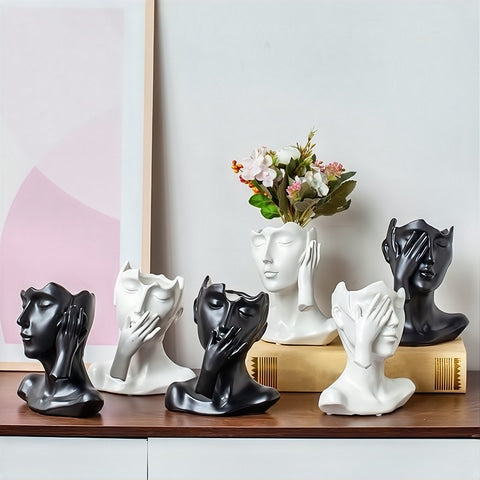 Vase visage femme esthétique en céramique, présentation de tous les modèles avec fleurs sur une meuble en bois.