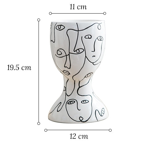 Vase visages abstraits original en céramique dimensions sur fond blanc.