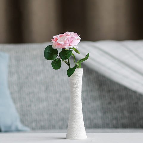 Soliflore blanc forme sablier, couleur blanc présentation avec rose.