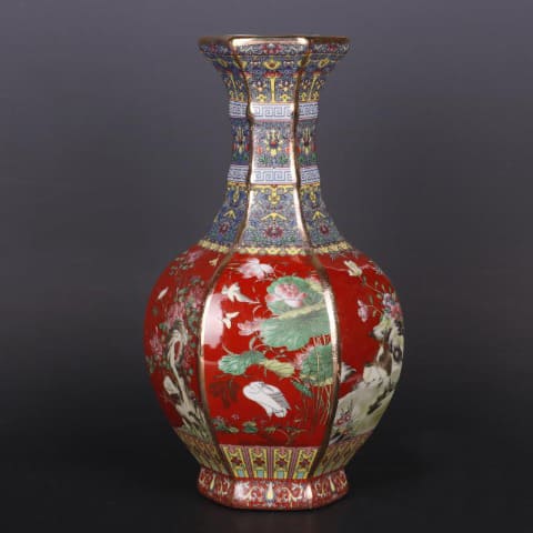 Présentation du Vase antique chinois fleurs et oiseaux avec dorure en Céramique sur fond gris.