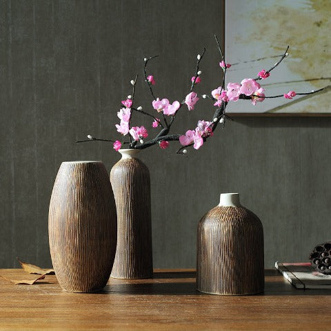 Vase artisanal marron aspect écorce rayée en Céramique présentation styles B & A & C avec fleurs roses