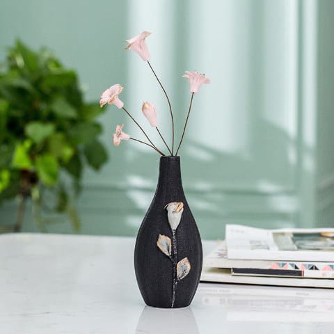 Vase motif fleur en Céramique décoratif modèle Noir A, orné de fleurs roses.