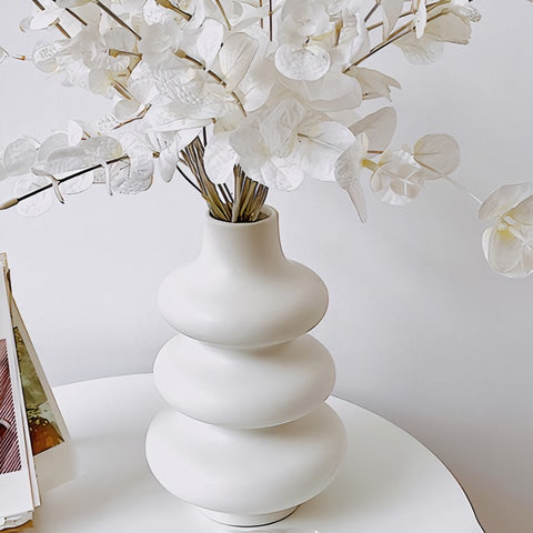 Vase blanc design avec fleurs blanches présentation avec calendrier.