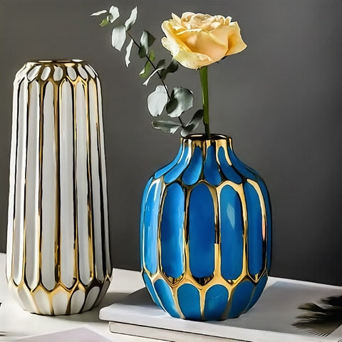 Vase bleu ou blanc chic alvéoles dorées en Céramique luxueux Platine Moyen & Paon bleu Petit présentation avec fleurs