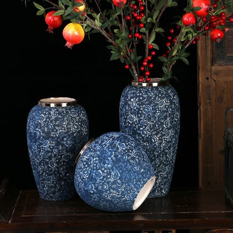 Vase en porcelaine avec décor floral peint à la main