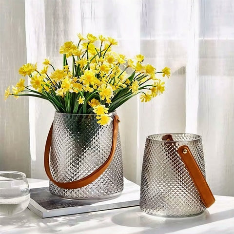 Vase coloré en Verre original avec anse imitation cuir, présentation des Modèles Gris M avec fleurs et Gris S sans fleurs.
