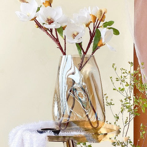 Vase créatif transparent reflet nacré en Verre présentation avec fleurs blanches.