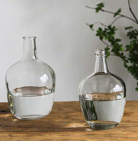 Vase Dame Jeanne moderne transparent Présentation du modèle M et modèle S sur table en bois.