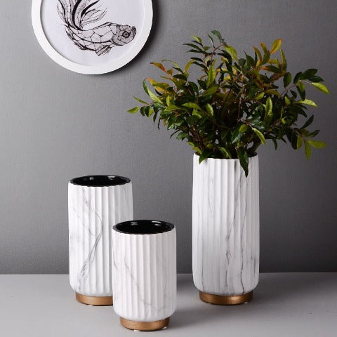 Vase moderne motif marbre en Céramique luxueux Modèles Moyen, Petit et Grand avec branchages verts présentation.