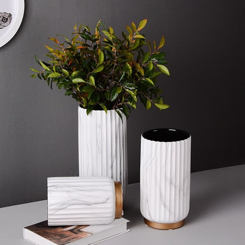 Vase moderne motif marbre en Céramique luxueux modèles Petit couché, Grand avec tiges feuilles vertes et Moyen vide, deuxième présentation.