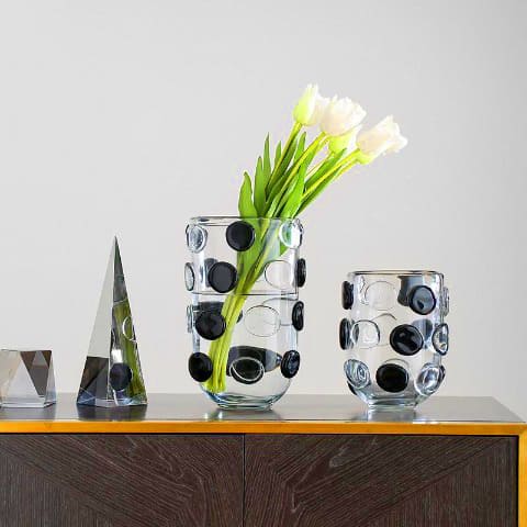 Vase moderne relief à pois blancs et noirs modèles Grand avec fleurs blanche et modèle Petit sans fleurs sur table mise en scène