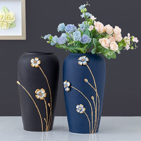 Vase décoratif monochrome en céramique modèle Noir sans fleurs et bleu avec bouquet de fleurs présentation.