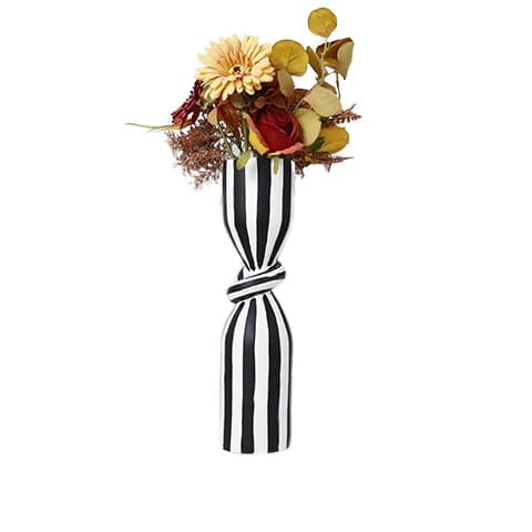 Modèle Grand sur fond blanc présentation avec fleurs.