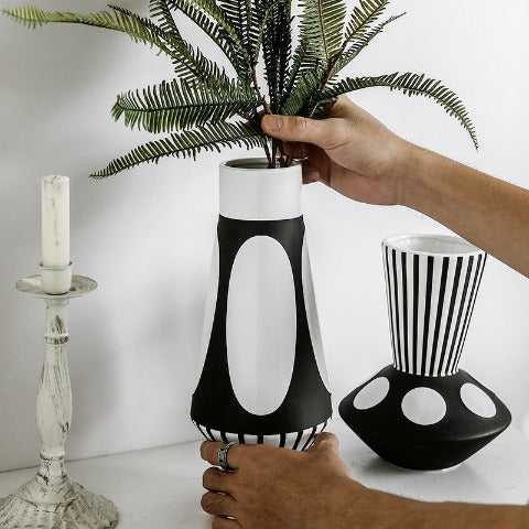 Vase élégant Nordique Noir et Blanc en Céramique luxueux modèles A & D présentation