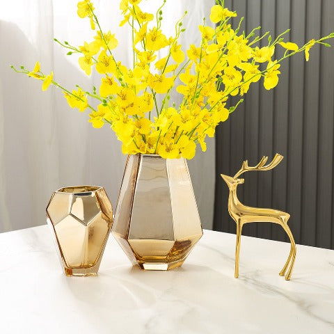 Présentation du Vase or formes pierre précieuse styles A & C avec fleurs jaunes accompagnés d'un ornement représentant un cerf couleur doré