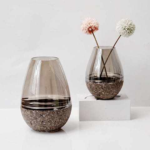Vase scandinave translucide en verre présentation modèles ovale 23cm et ovale 19cm avec fleurs.
