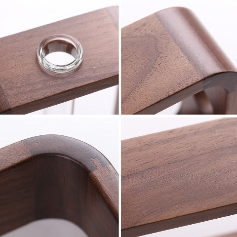 Zoom détails du tube en verre et du support cadre rectangulaire en bois.