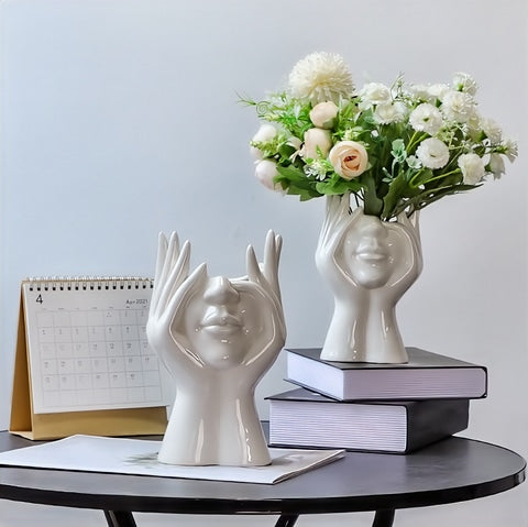 Vase Tête pensante blanc deux modèles en Céramique original, présentation du Grand Vase visage vide et du Petit Vase visage avec bouquet de fleurs.