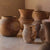 Plusieurs vases en bois sans fleurs posés au sol.
