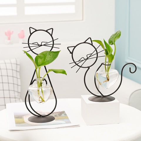 Soliflore en forme de chat avec plantes verte