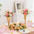 Vase en métal trompette pour mariage avec bouquet de fleurs posé sur une table à manger.