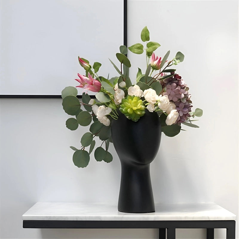 Vase Tête Abstraite Ornement Floral en Céramique présentation du modèle Noir avec bouquet de fleurs sur une table