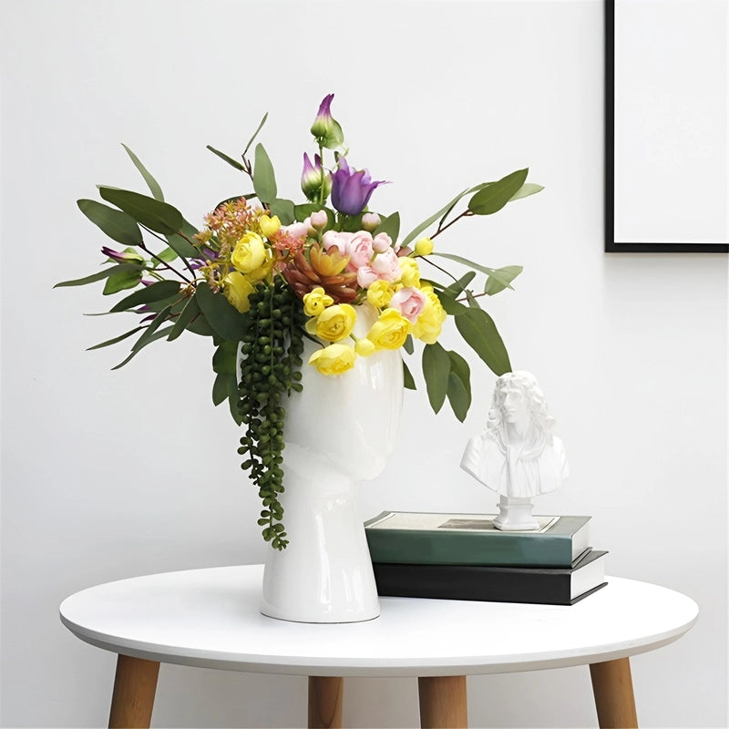 Vase Tête Abstraite Ornement Floral en Céramique présentation du modèle blanc avec bouquet de fleurs sur une table