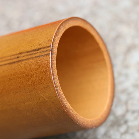 Vase soliflore tubulaire marron en Bambou détail col
