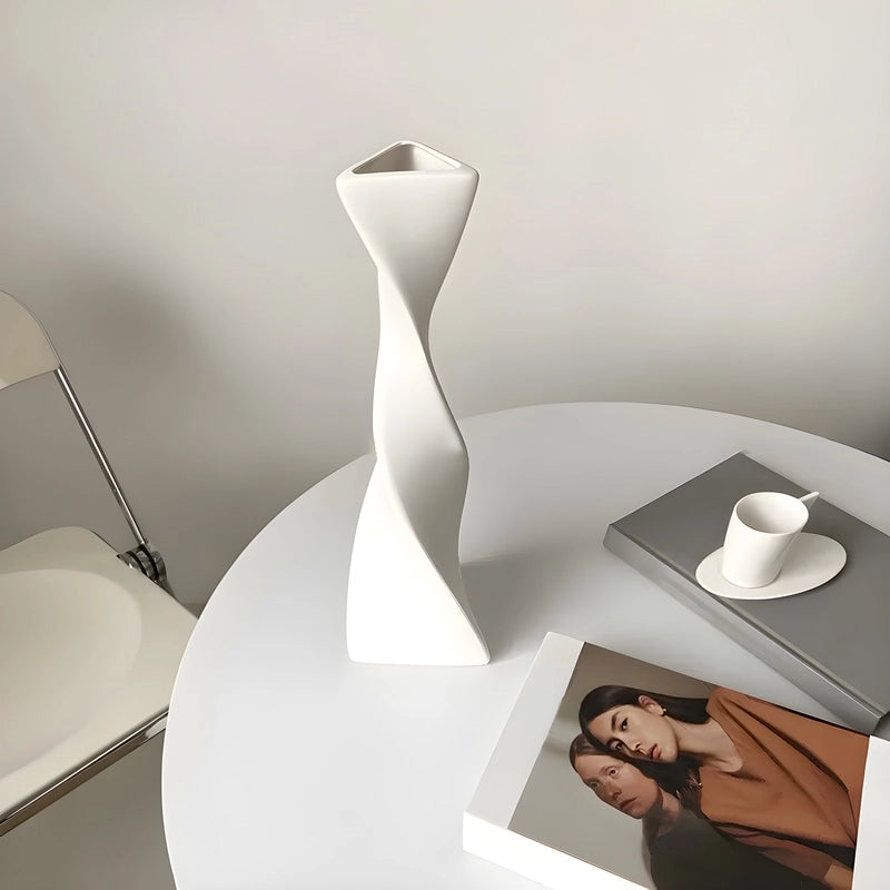 Grand Vase Artisanal Torsadé Blanc ou Noir en Céramique présentation modèle blanc sans fleur sur une table