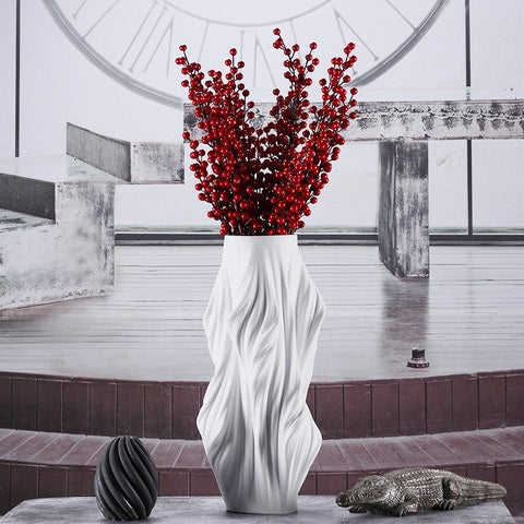 Grand Vase Artistique Effet Flamme en céramique présentation du modèle blanc avec tiges de baies rouges.