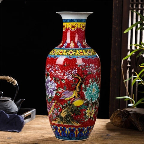 Grand vase chinois ancien rouge motif nature en Porcelaine présentation du modèle B sur une table en bois avec ornements anciens