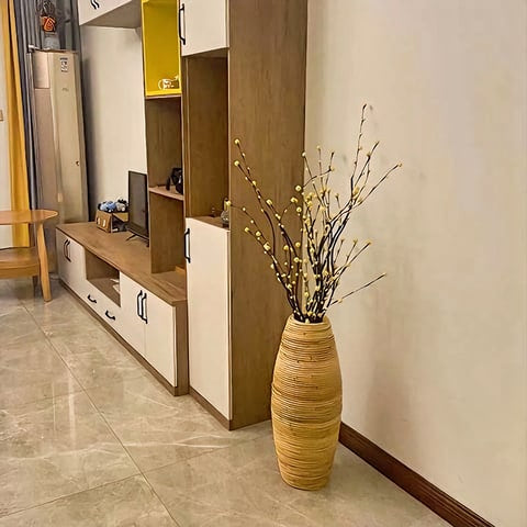 Grand vase pampa à poser au sol présentation dans un salon avec tiges boules jaunes Taille L