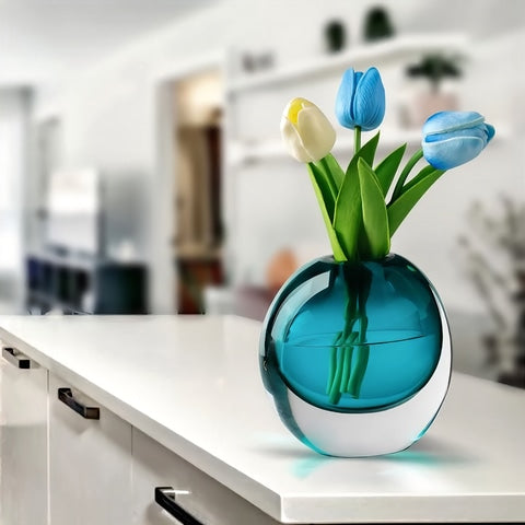 Soliflore rond transparent et coloré en verre présentation du modèle Bleu avec fleurs sur table