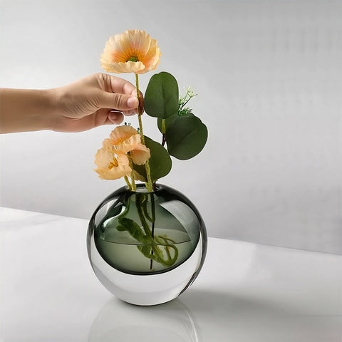 Soliflore rond transparent et coloré en verre présentation du modèle Gris avec fleurs sur table