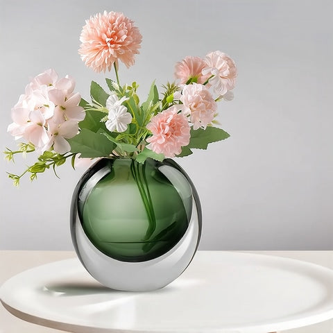 Soliflore rond transparent et coloré en verre présentation du modèle Vert avec fleurs sur table