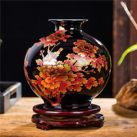 Petit vase chinois ancien noir motifs fleurs présentation sur socle et table en bois mise en scène modèle A