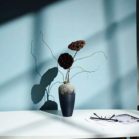 Petit vase design lignes circulaires noir et blanc en céramique présentation avec fleurs séchées