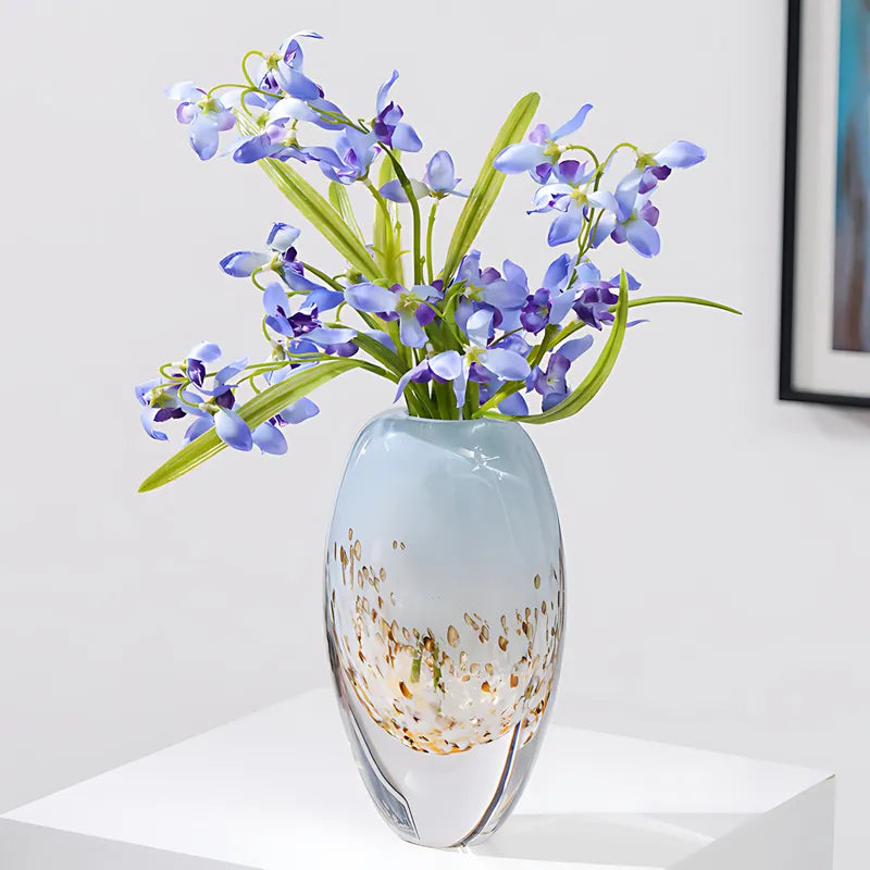 Petit Vase Luxueux Fond Marin, présentation du modèle ovale avec bouquet de fleurs  sur une table blanche.