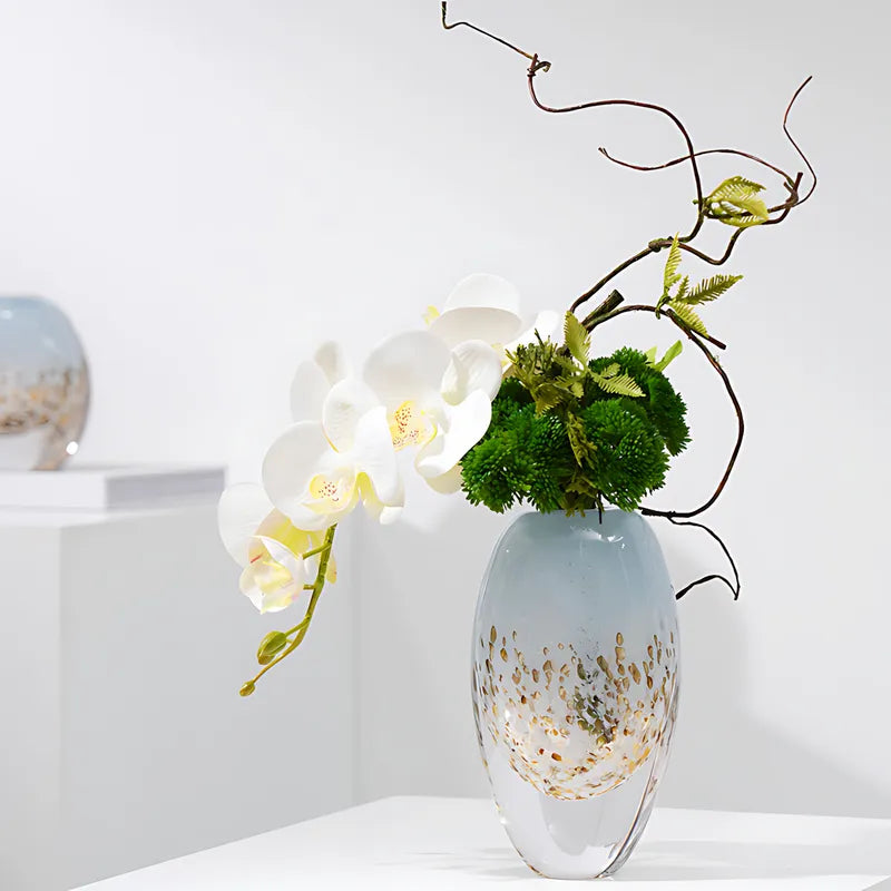 Petit Vase Luxueux Fond Marin, présentation du modèle ovale avec fleurs et ornements sur une table blanche.