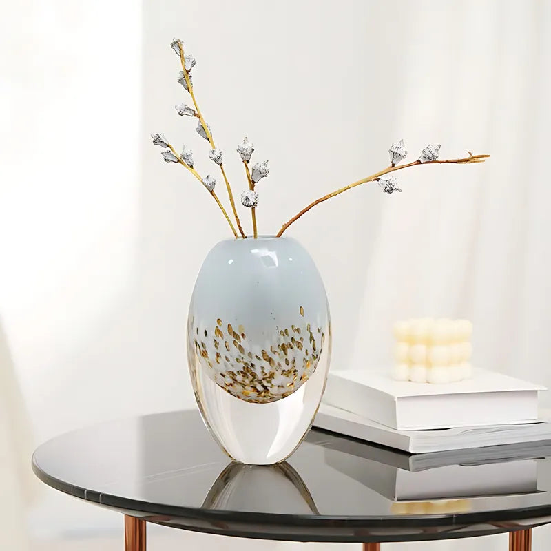 Petit Vase Luxueux Fond Marin, présentation du modèle ovale avec fleurs séchées sur une table noire.