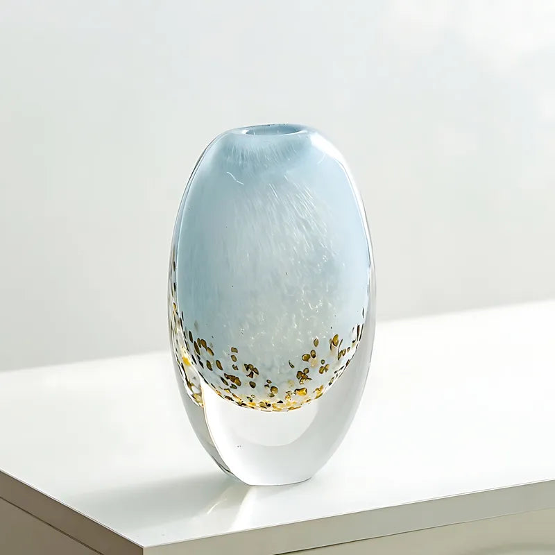 Petit Vase Luxueux Fond Marin, présentation du modèle ovale sans fleurs sur table blanche.